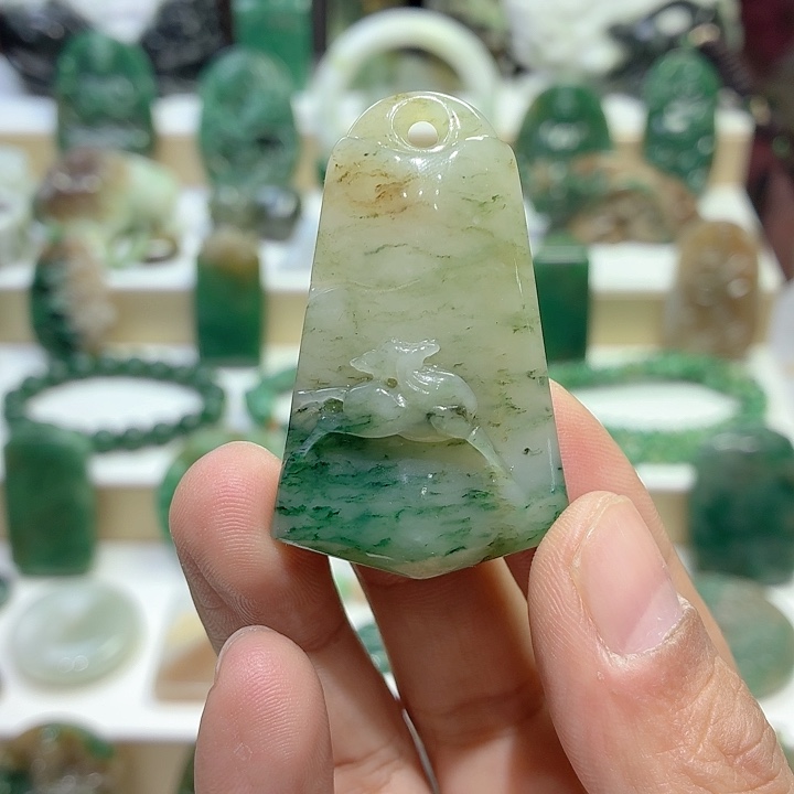 独山玉未镶嵌颈饰