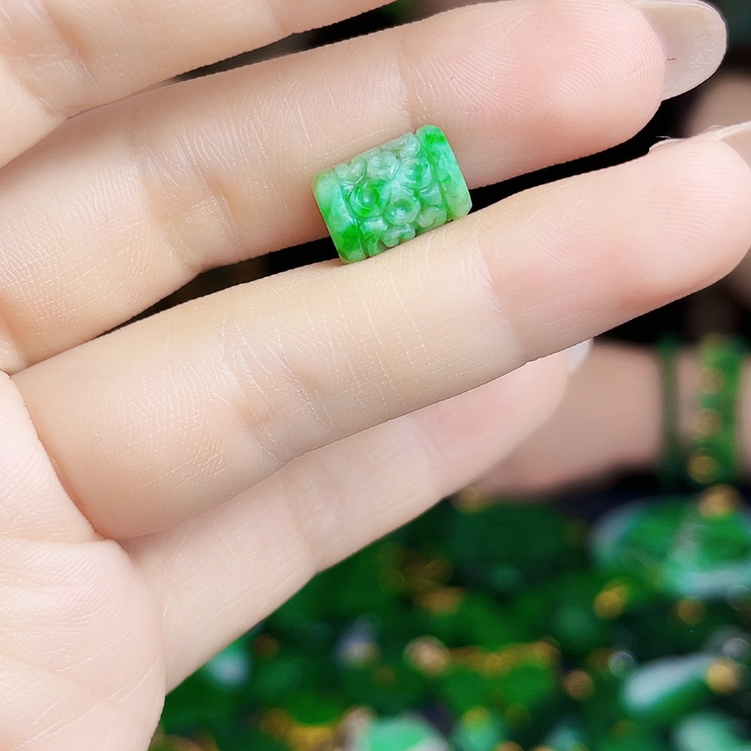 翡翠未镶嵌颈饰多样性
