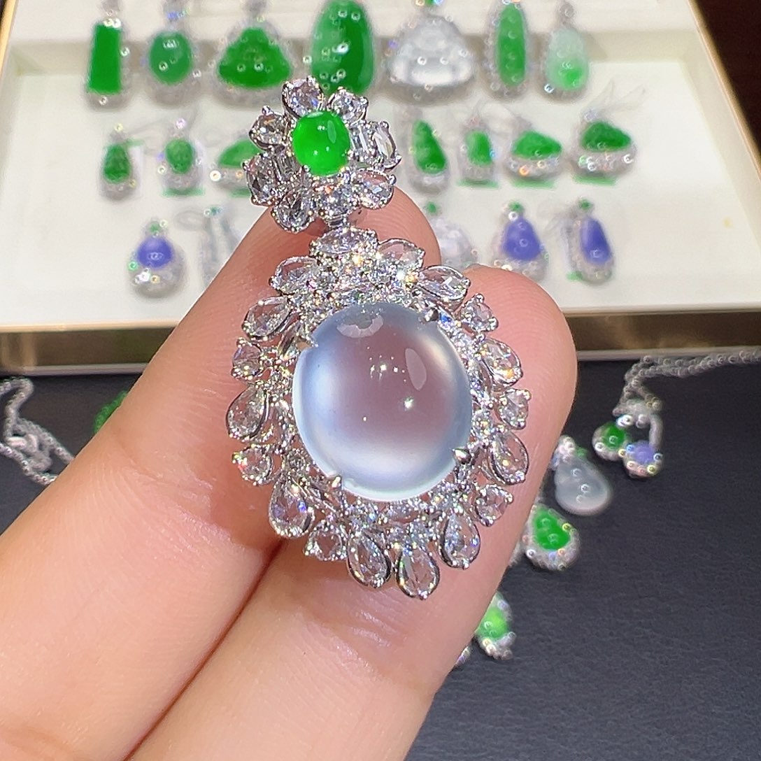 翡翠18K金镶嵌颈饰