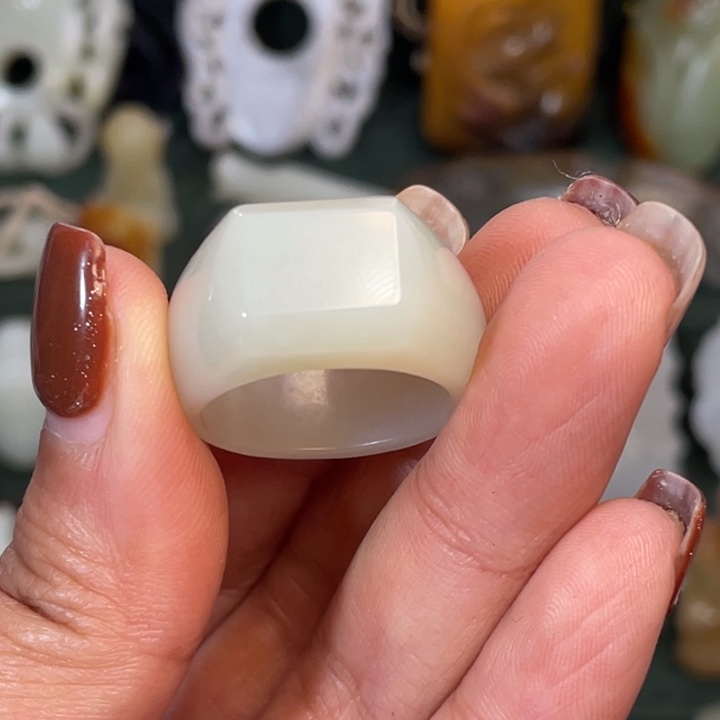 彭***师和田玉未镶嵌颈饰