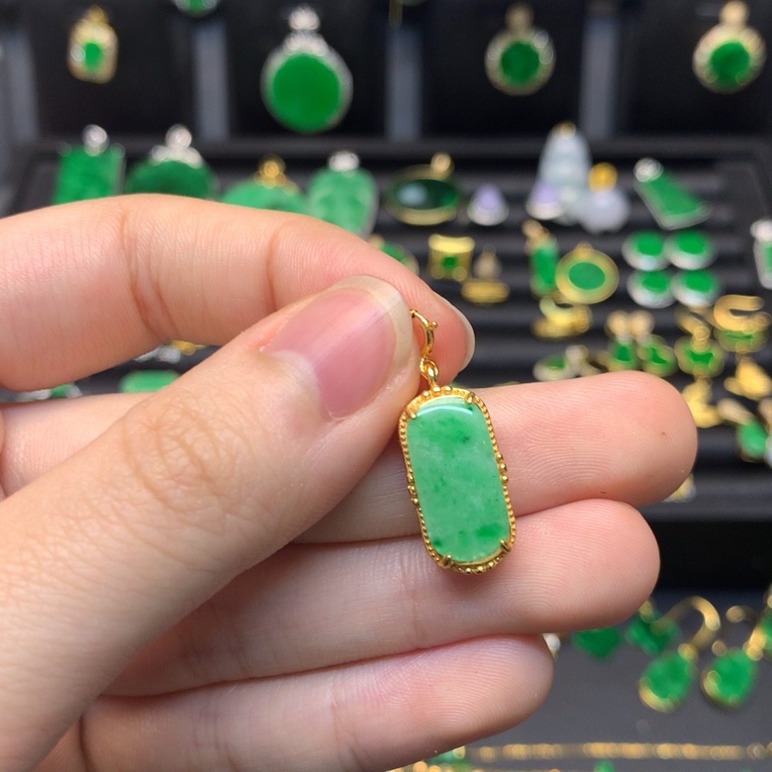 翡翠未镶嵌颈饰有纹裂