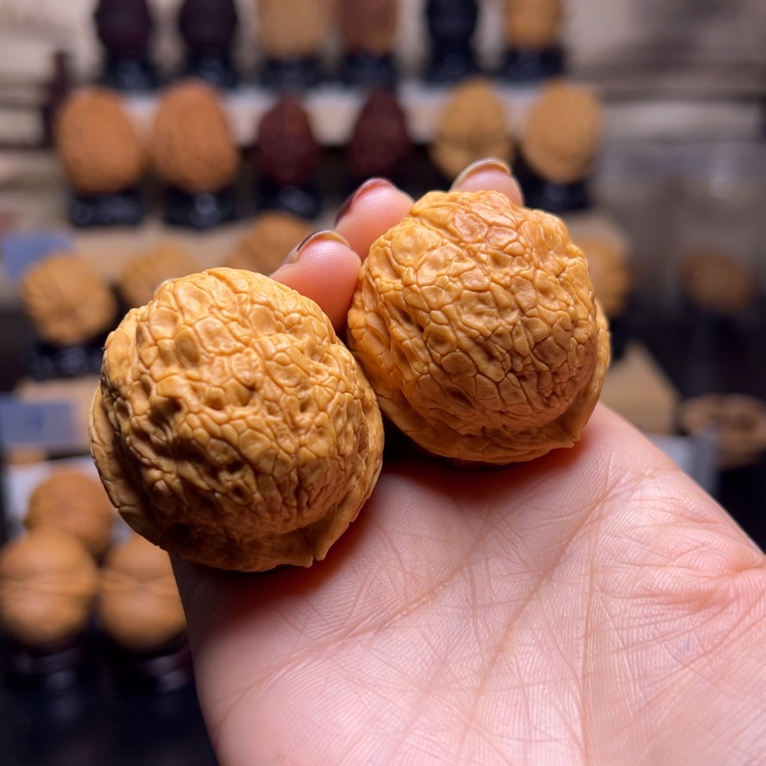 文玩核桃把件金丝绣球H27