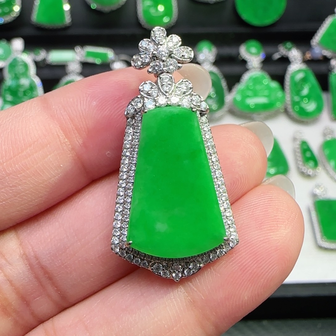 翡翠18K金镶嵌颈饰吊坠