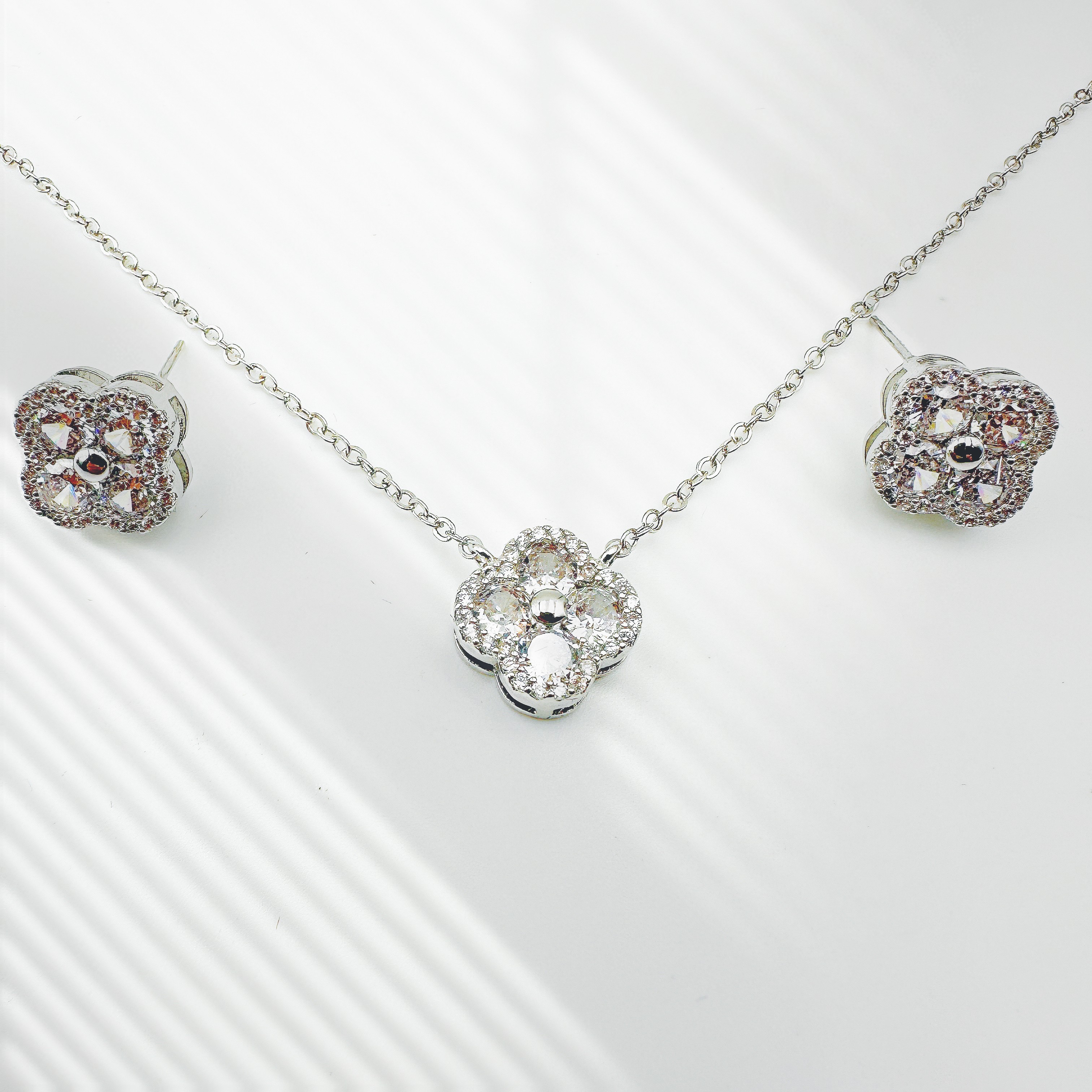 铜合金合成锆石耳饰 J8-1101气质轻奢小众简约灵动镶钻耳钉+项链