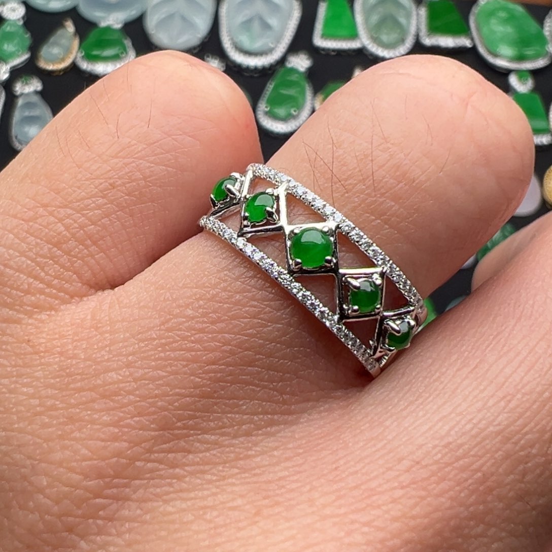 翡翠戒指18K金镶嵌5个绿蛋