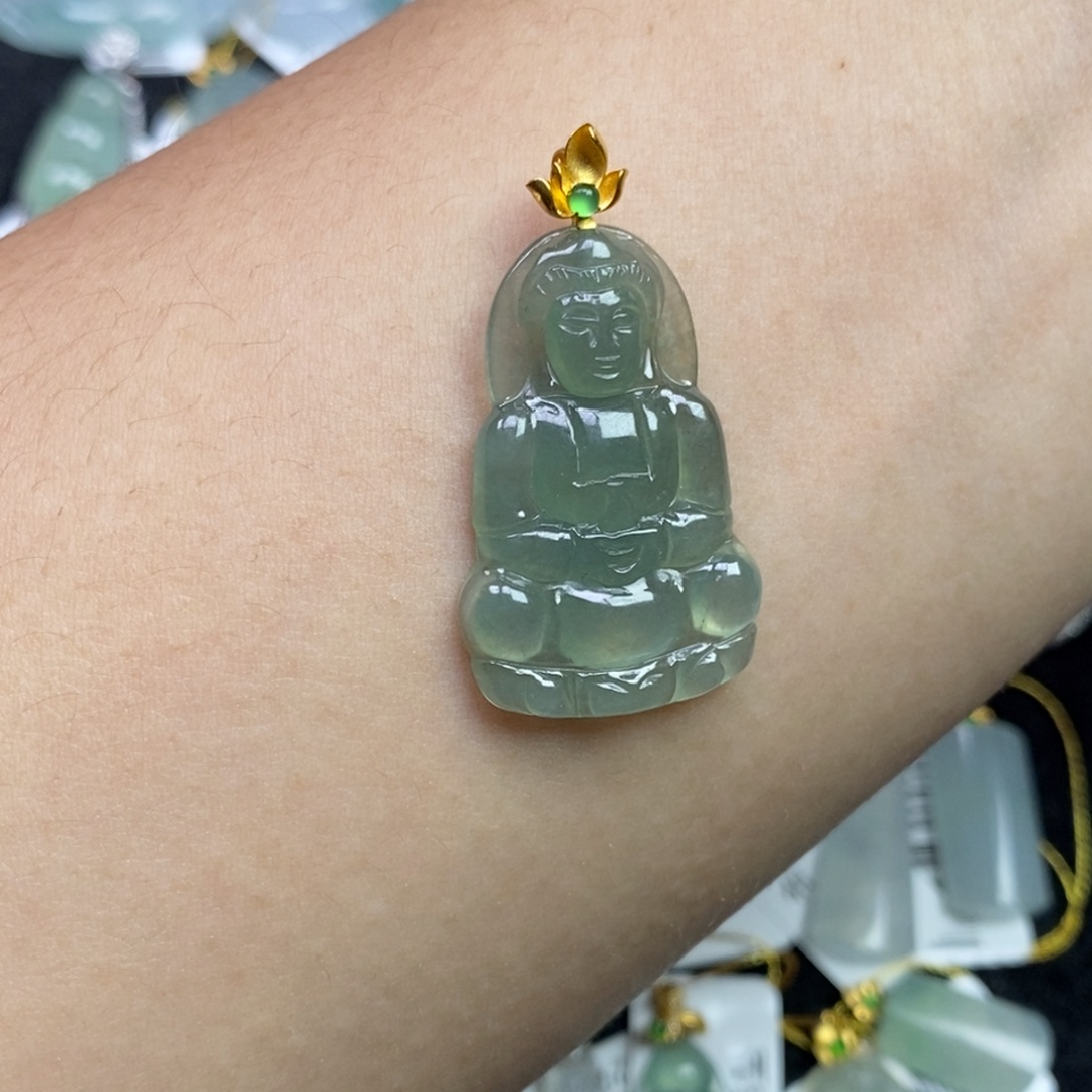 翡翠18K金镶嵌颈饰观音