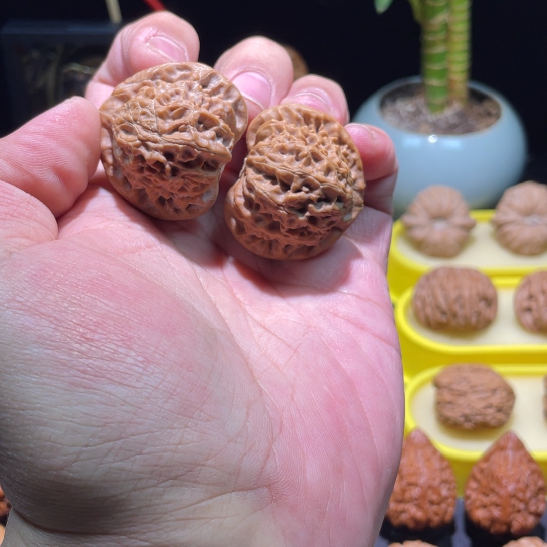 文玩核桃把件37全品山地桃心宫灯红皮