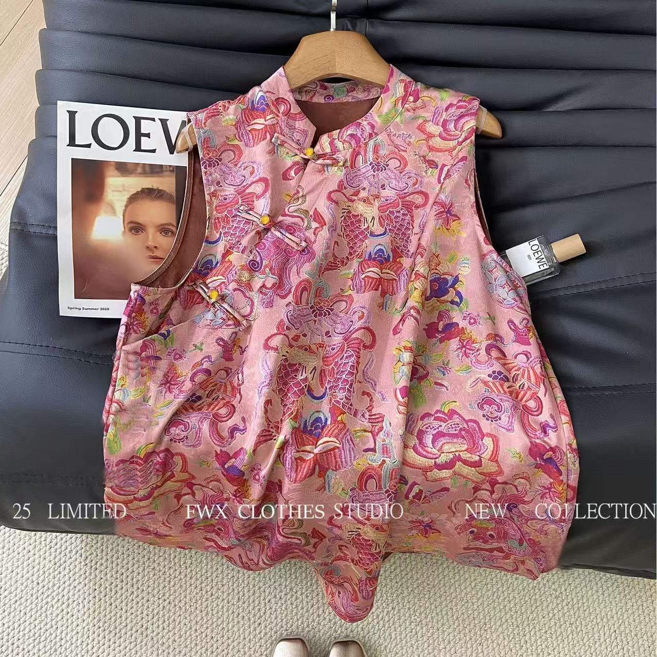 夏日新款高级感新中式国风粉色 复古盘扣宽松印花立领旗袍马甲女