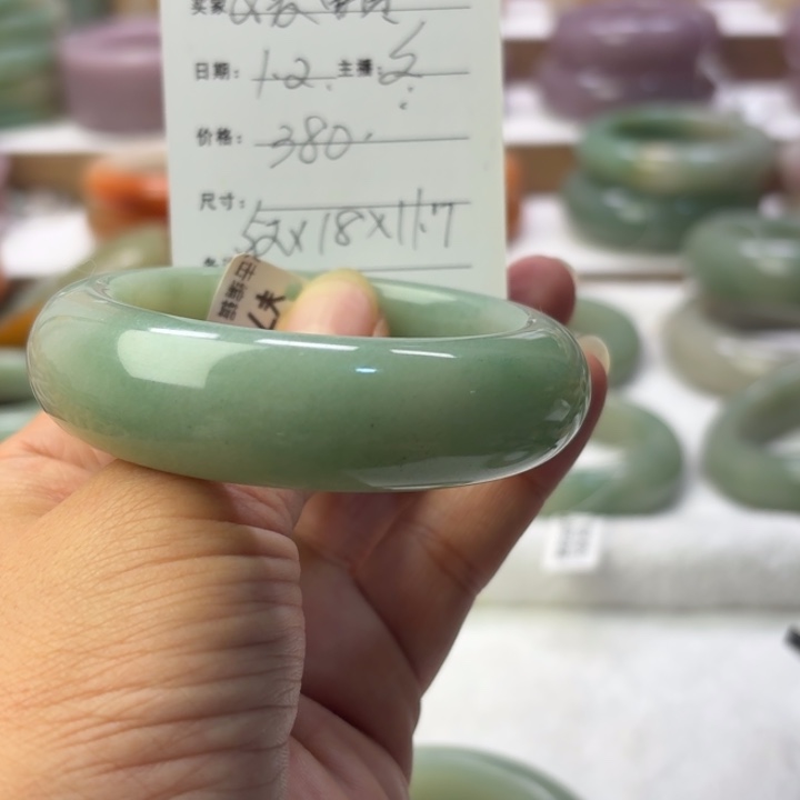 媛***贵石英岩玉未镶嵌手镯