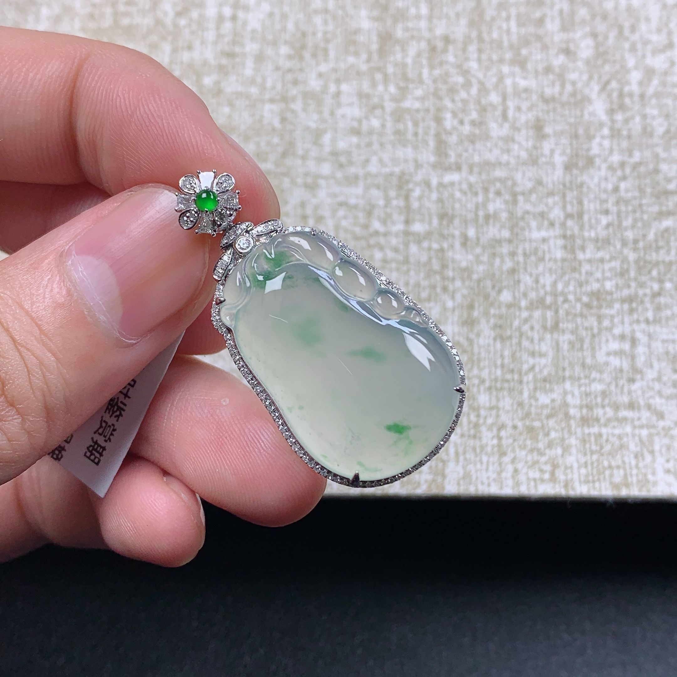 缅甸天然A货翡翠镶嵌18k金冰种飘绿花福瓜吊坠39.3x20.2x7.9