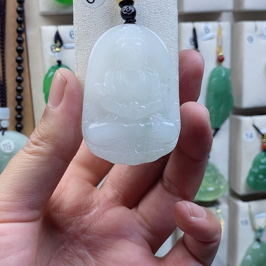 颈饰未镶嵌石英质玉（天山翠）