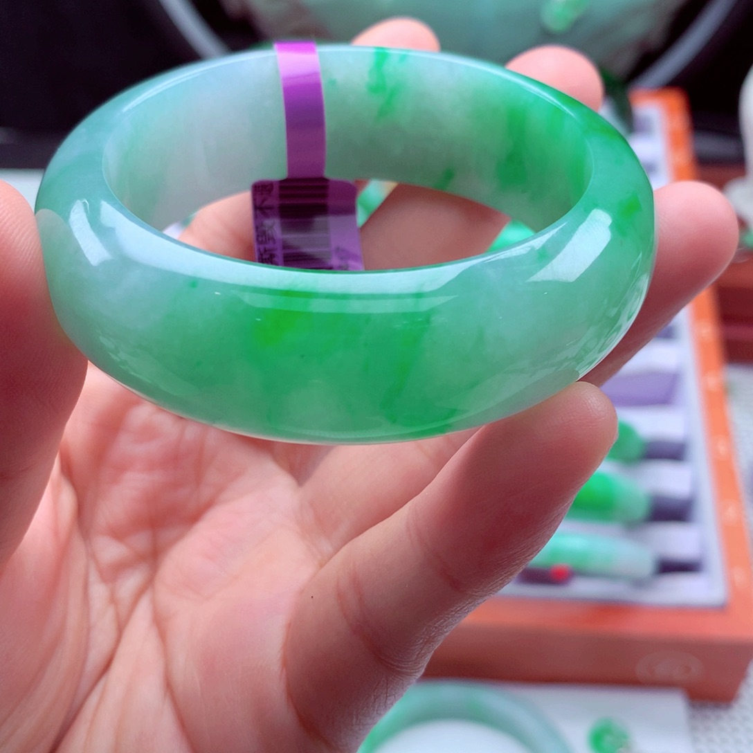 翡翠手镯未镶嵌翡翠