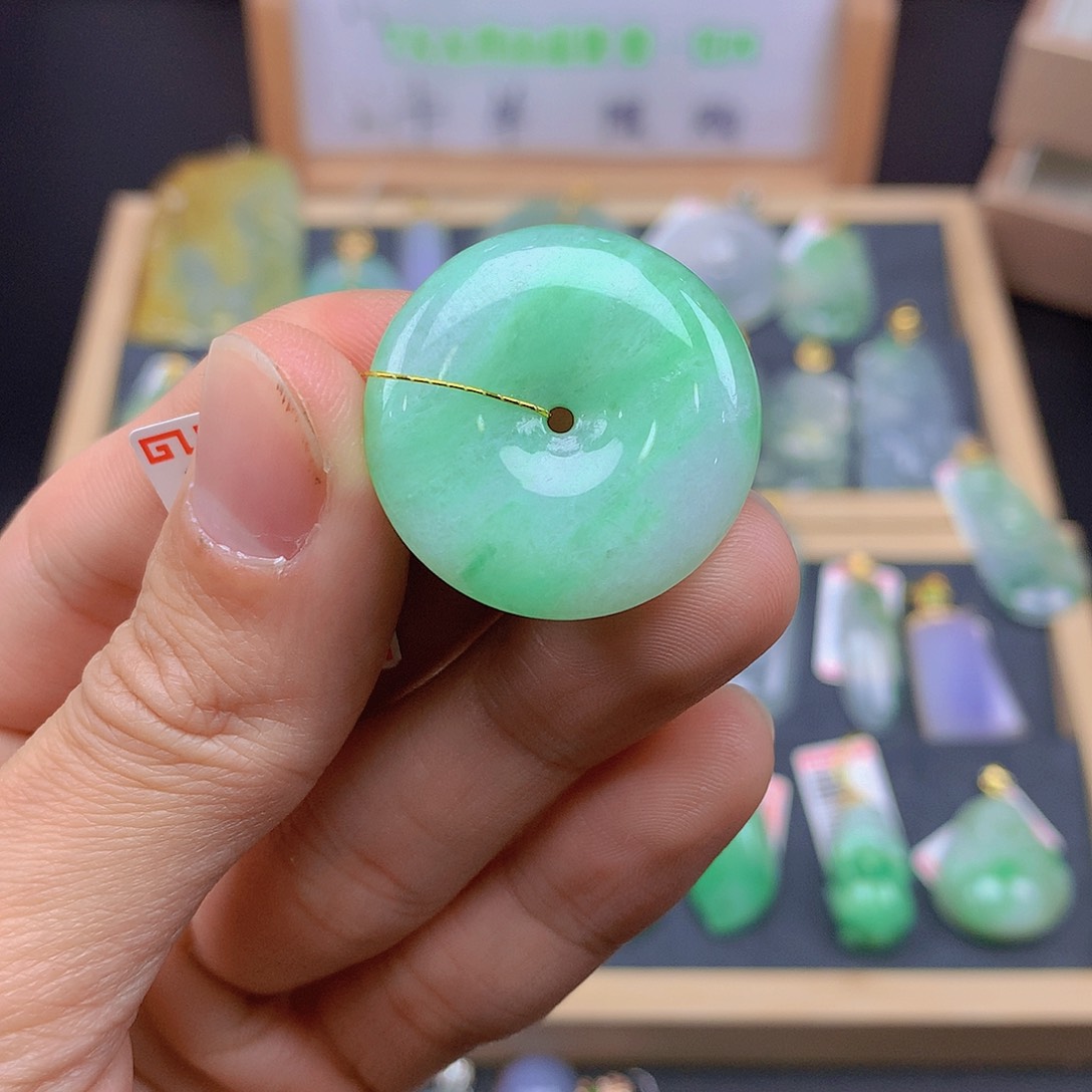 翡翠颈饰未镶嵌翡翠