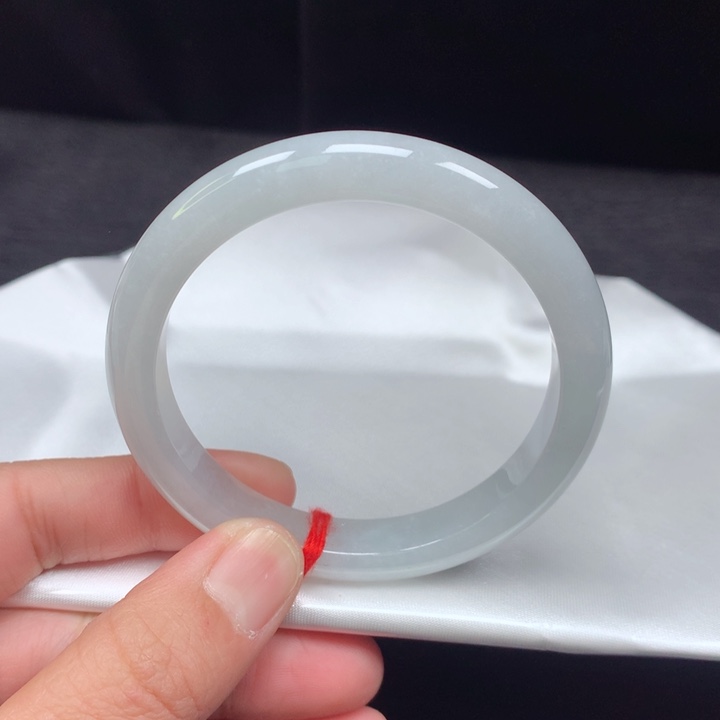 翡翠手镯未镶嵌。