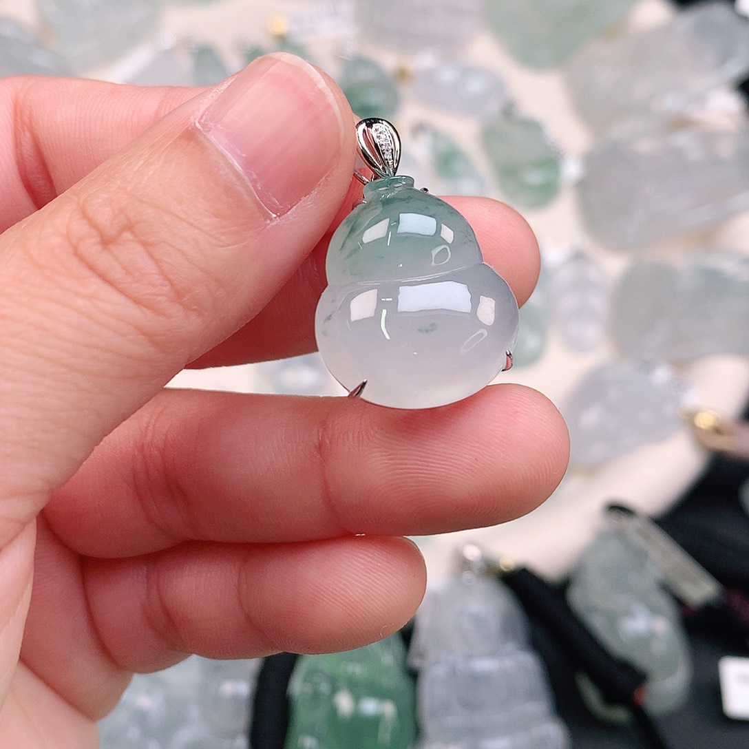 翡翠颈饰18K金镶嵌冰胶飘绿葫芦