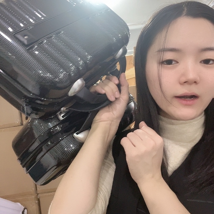 黑色化妆箱。  微瑕。   