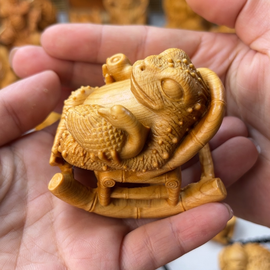 魏***峰柏木（崖柏）摇摇椅金蟾