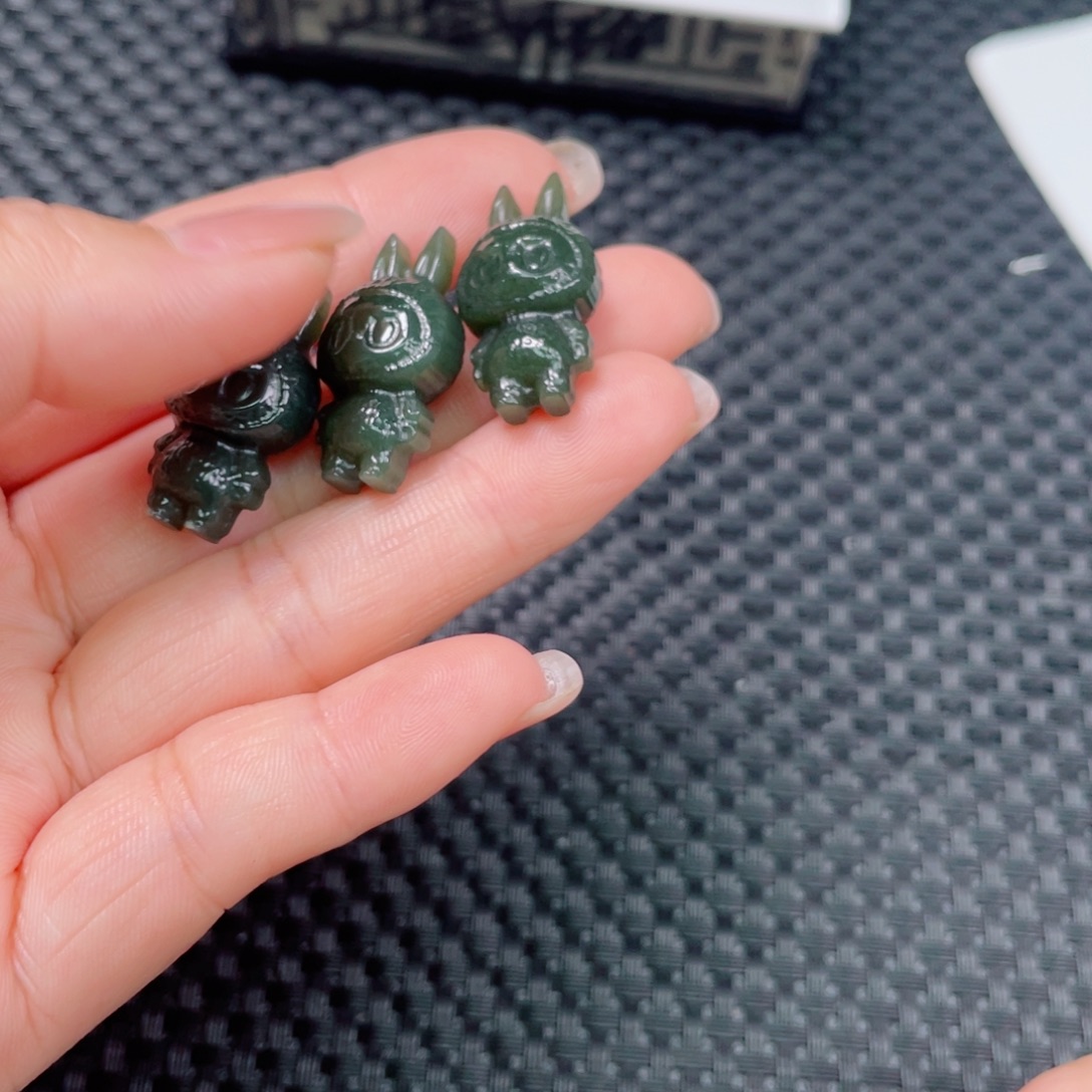 和田玉未镶嵌颈饰深色拉布布