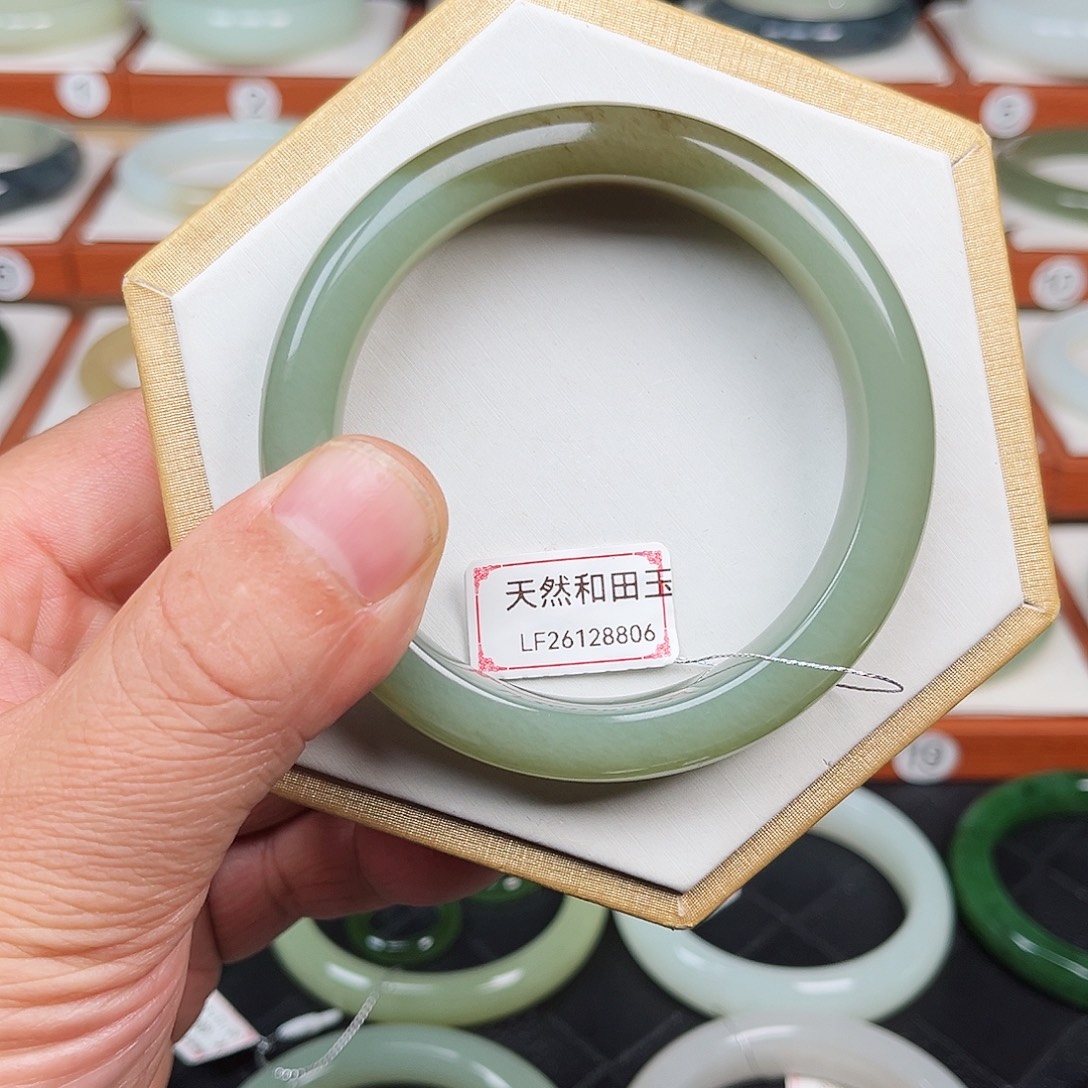 傲***梅和田玉未镶嵌手镯