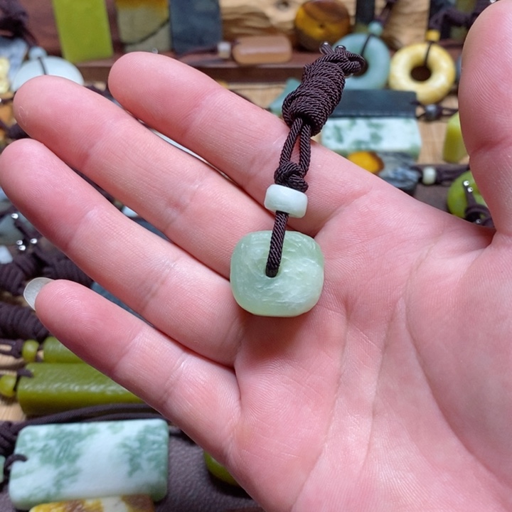 蛇纹石玉挂件未镶嵌