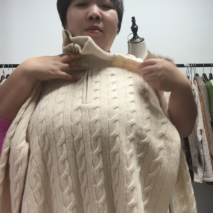 米色半拉链。         