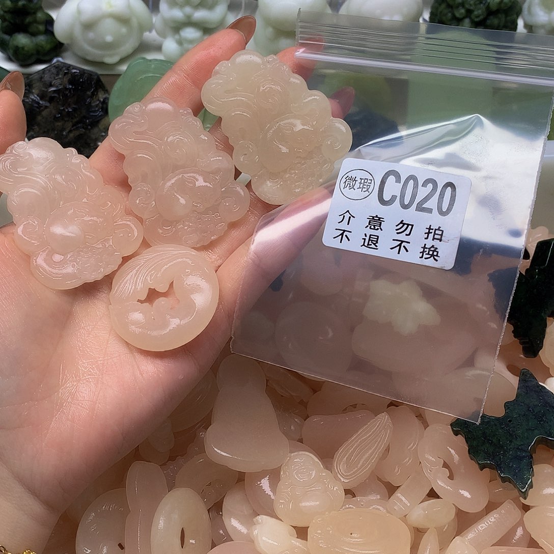 蛇纹石玉未镶嵌颈饰追*风