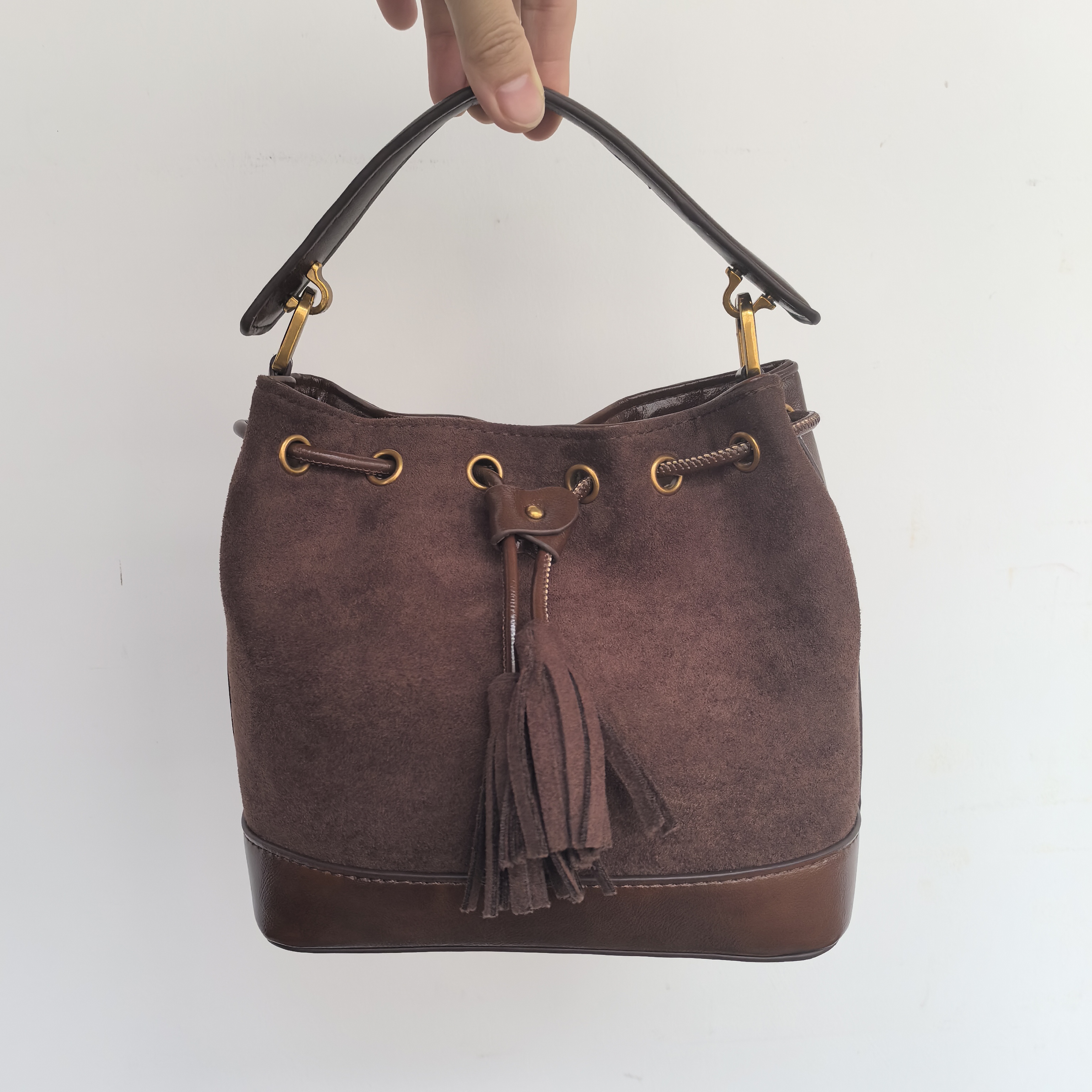 2025新款翻毛皮流苏抽绳水桶包4713-02