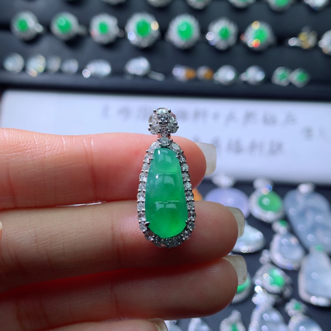 颈饰18K金镶嵌翡翠伴钻