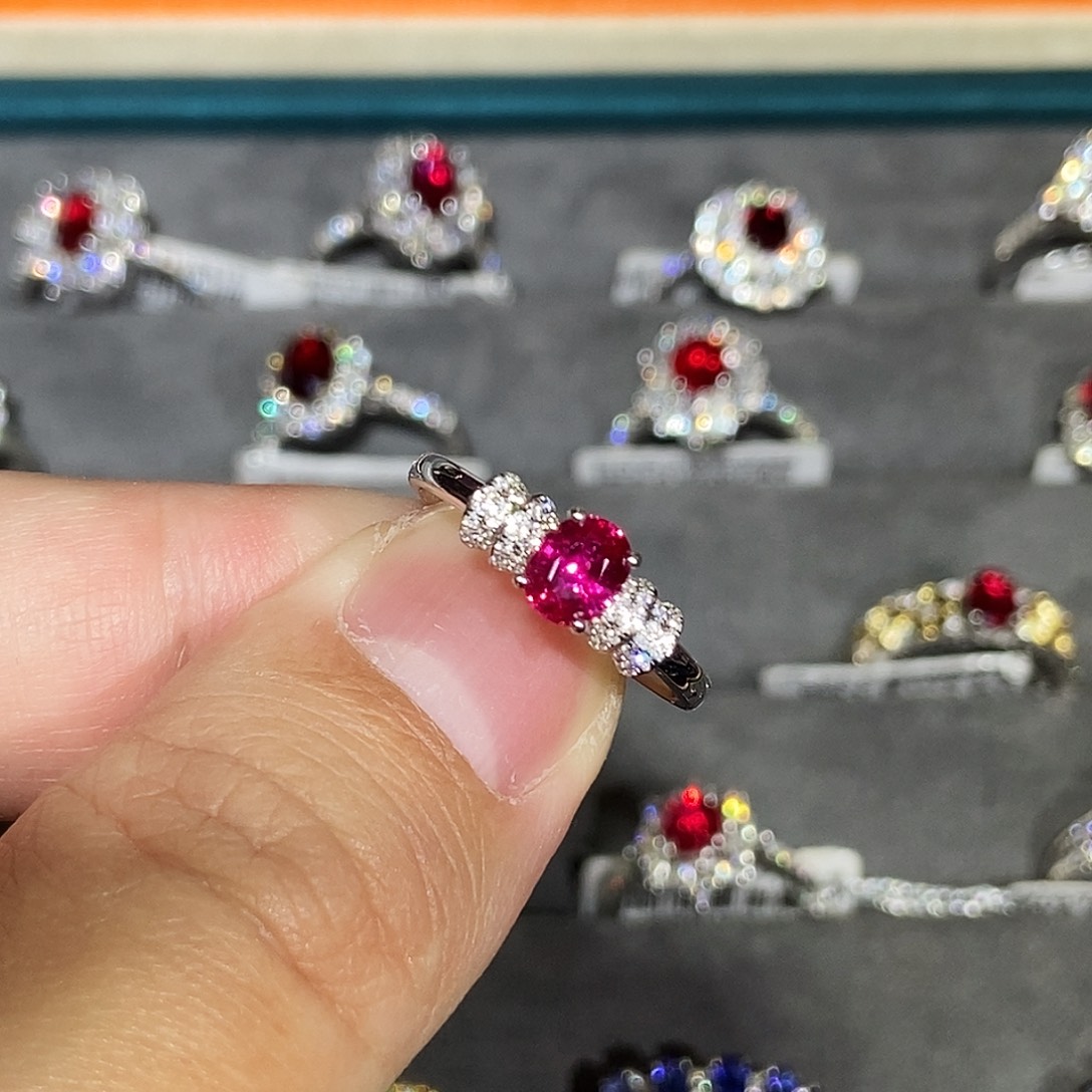 红宝石18K金镶嵌戒指0.82克拉