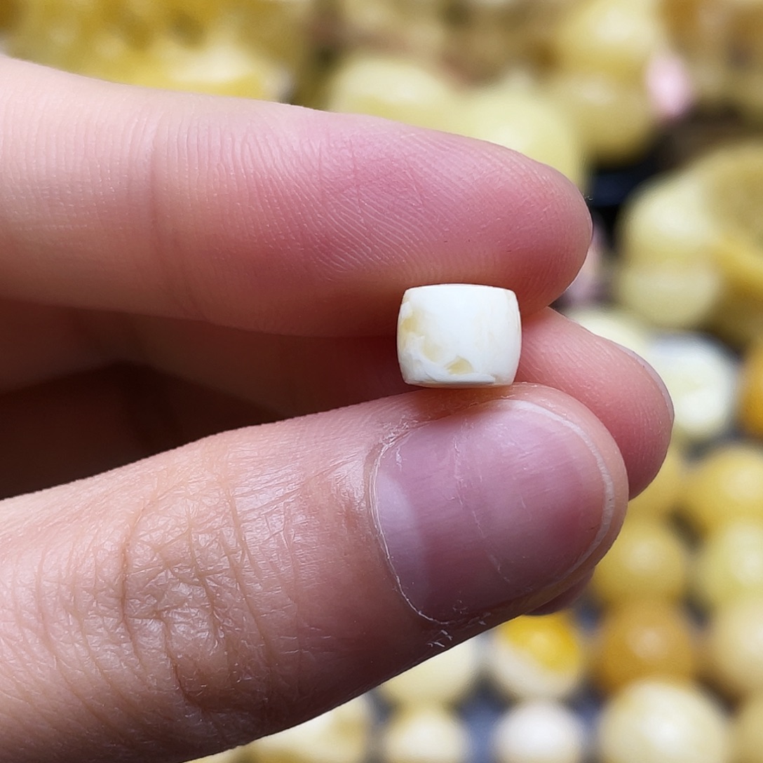 蜜蜡未镶嵌裸石7.4*6.0mm.瑕