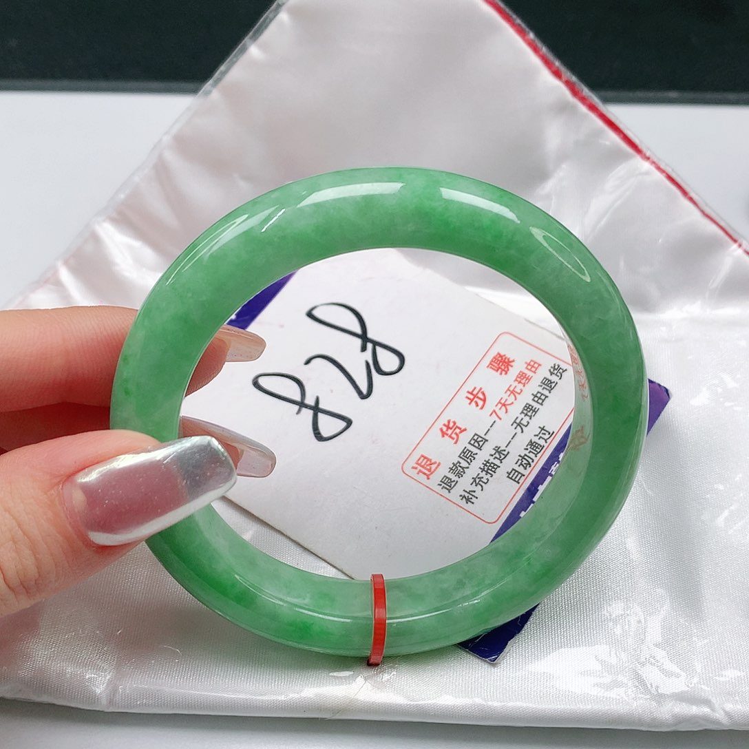 翡翠手镯未镶嵌雾****.翡翠手镯