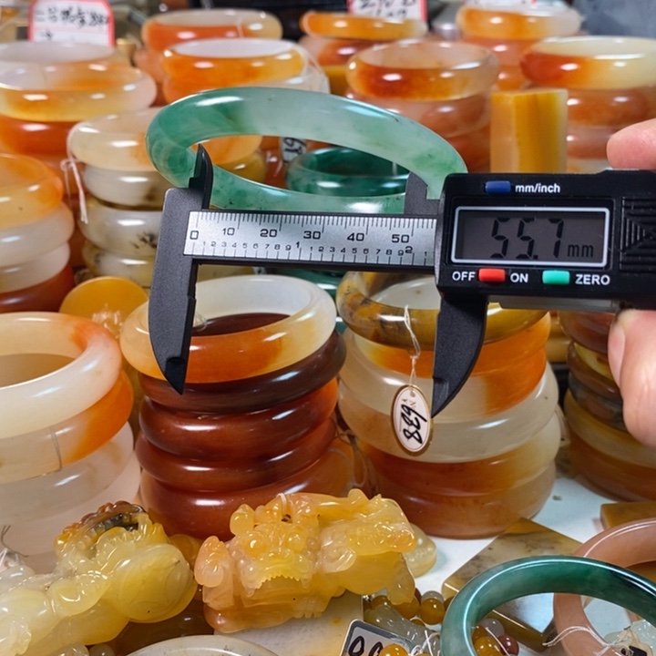 石英质玉（黄龙玉）颈饰合金