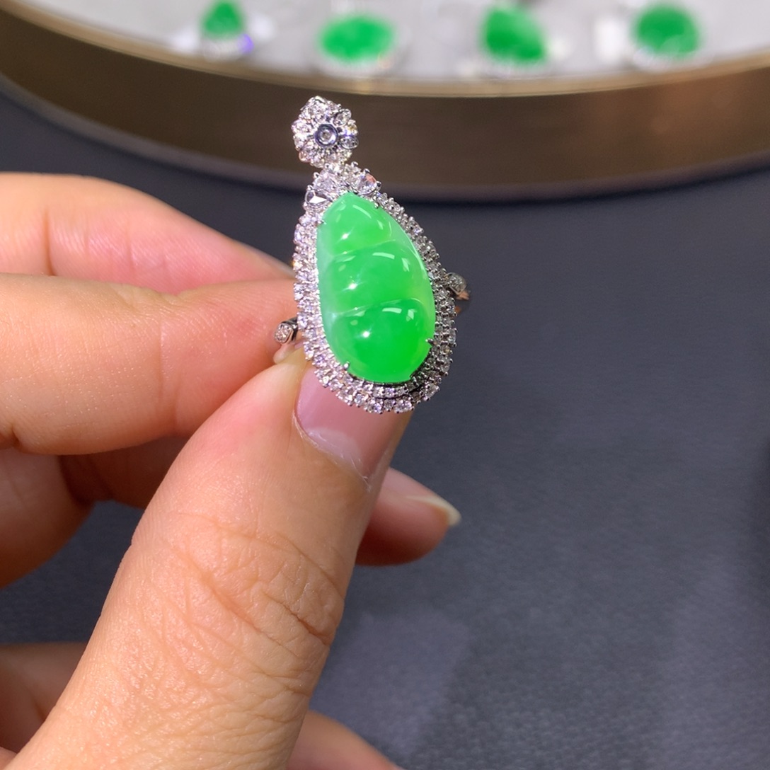 翡翠戒指18K金镶嵌翡翠