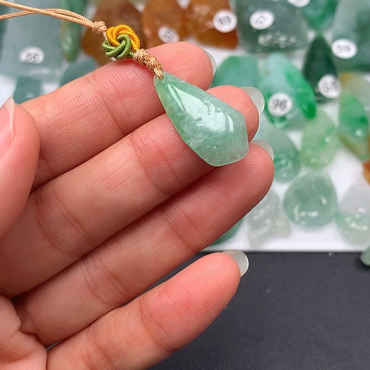 翡翠未镶嵌颈饰随型