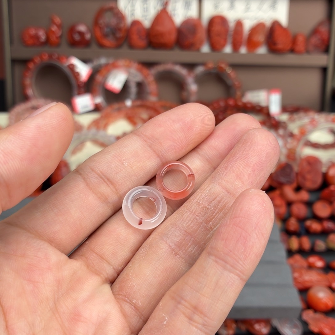 啊***）南红玛瑙未镶嵌颈饰两颗（微瑕）