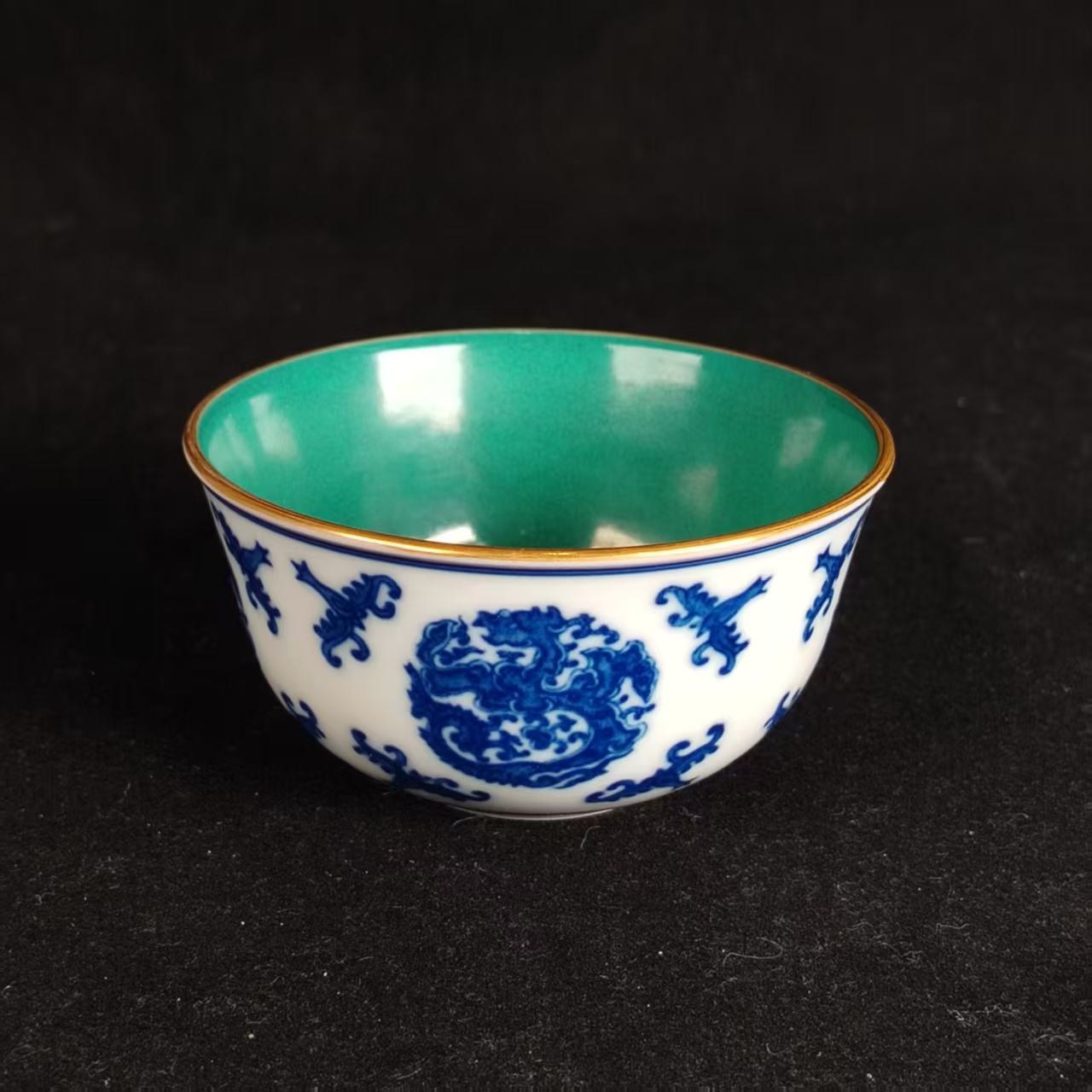 F内松石绿外青花团龙纹杯