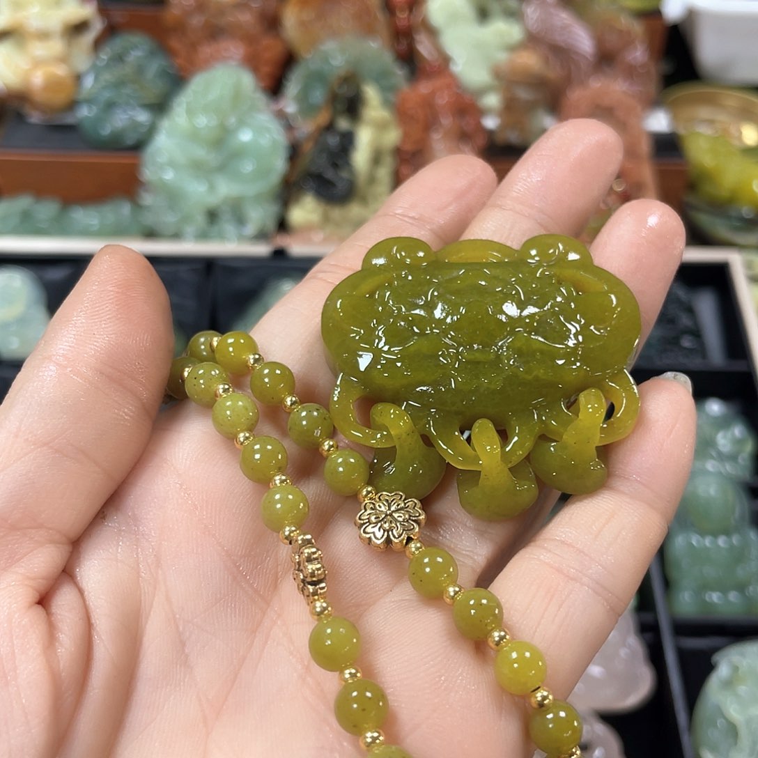 蛇纹石玉颈饰未镶嵌