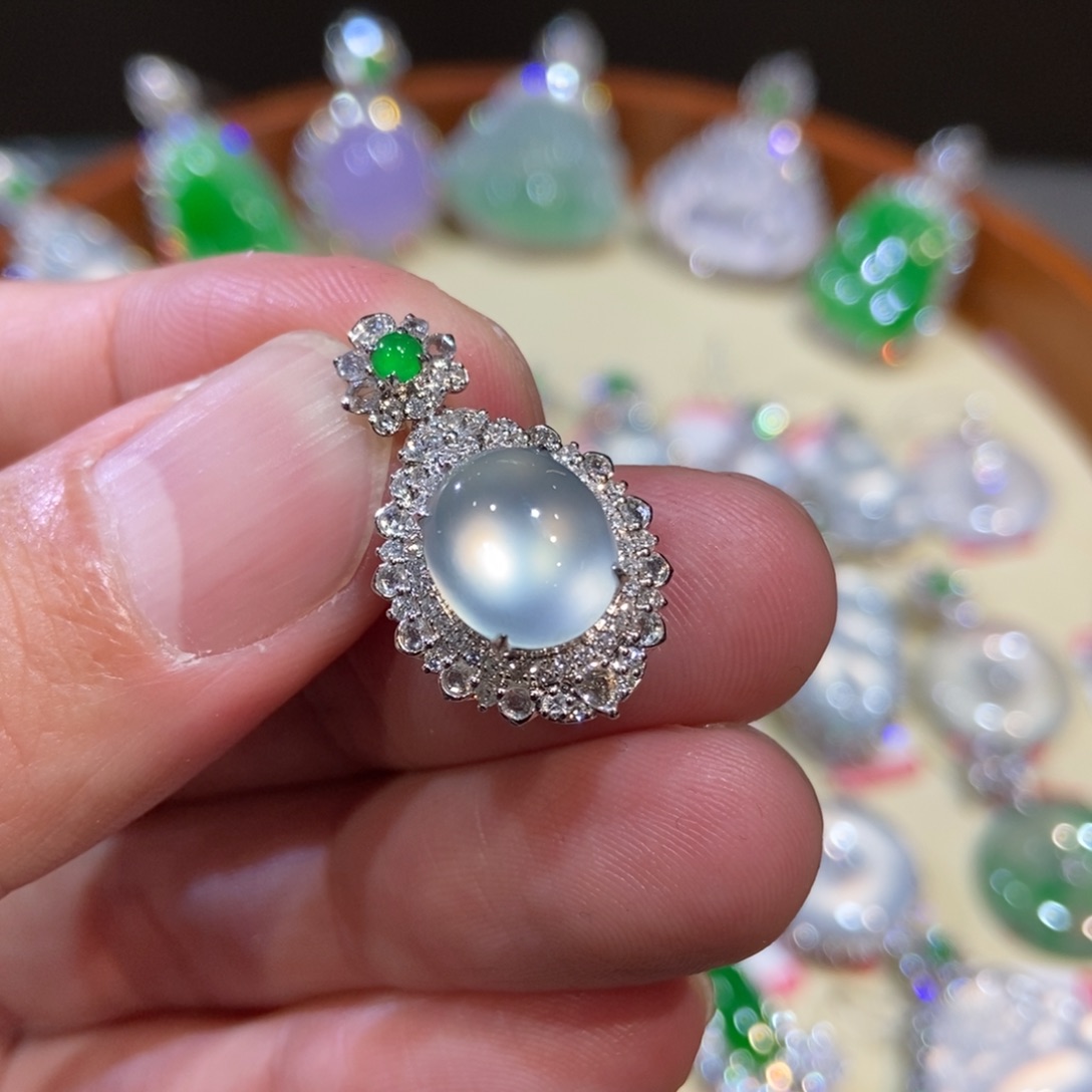 翡翠颈饰18K金镶嵌吊坠