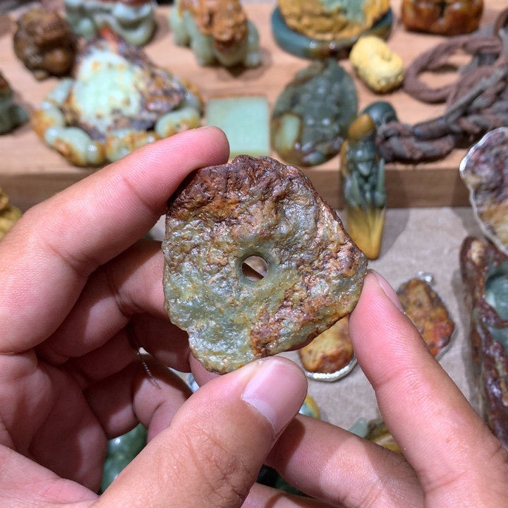 未镶嵌岫岩河磨玉（透闪石质玉）把件