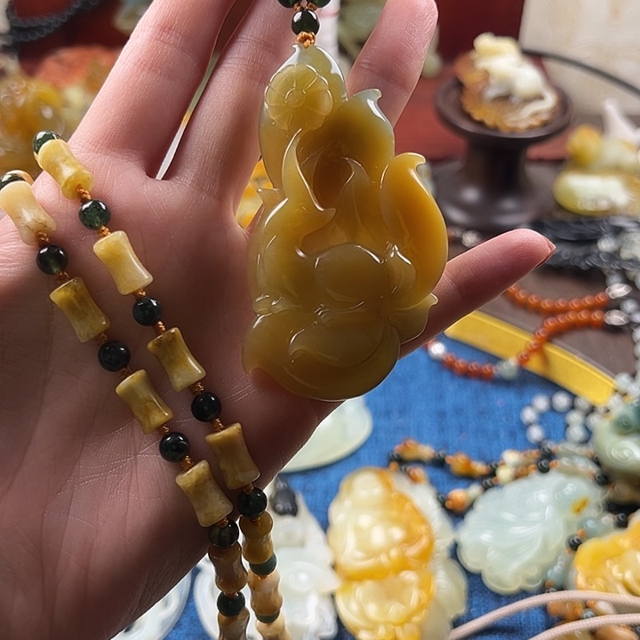 像***由蛇纹石玉合金颈饰