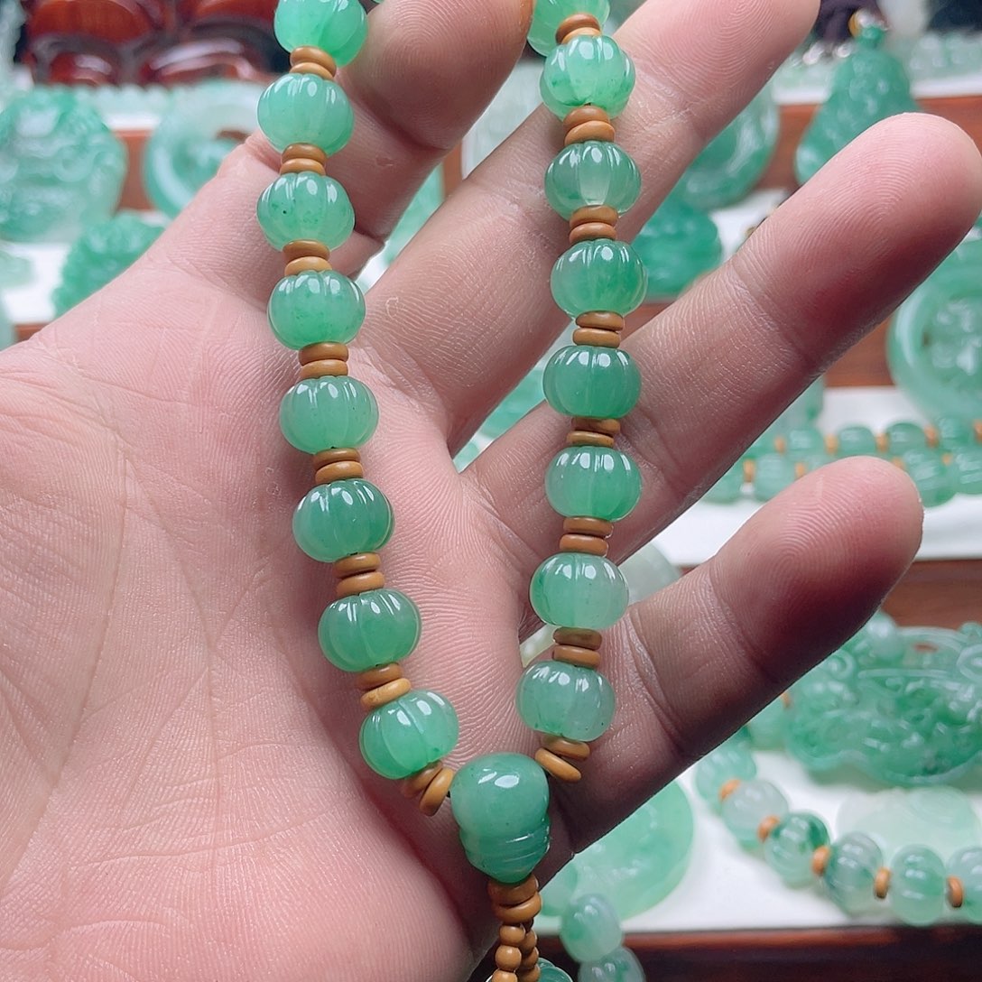 颈饰未镶嵌石英质玉翰*轩