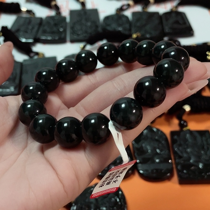 翡翠挂件未镶嵌浪***。