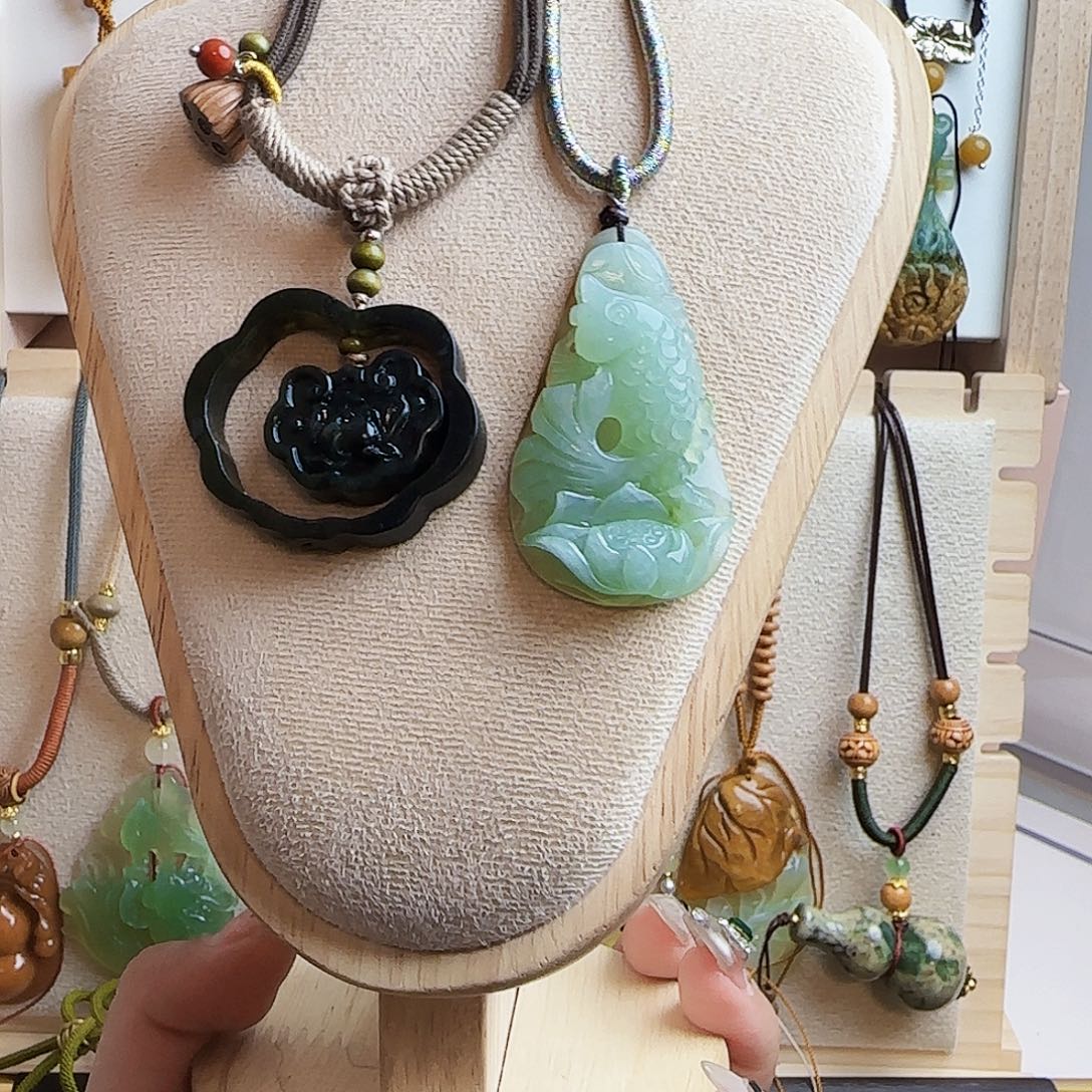 蛇纹石玉合金颈饰