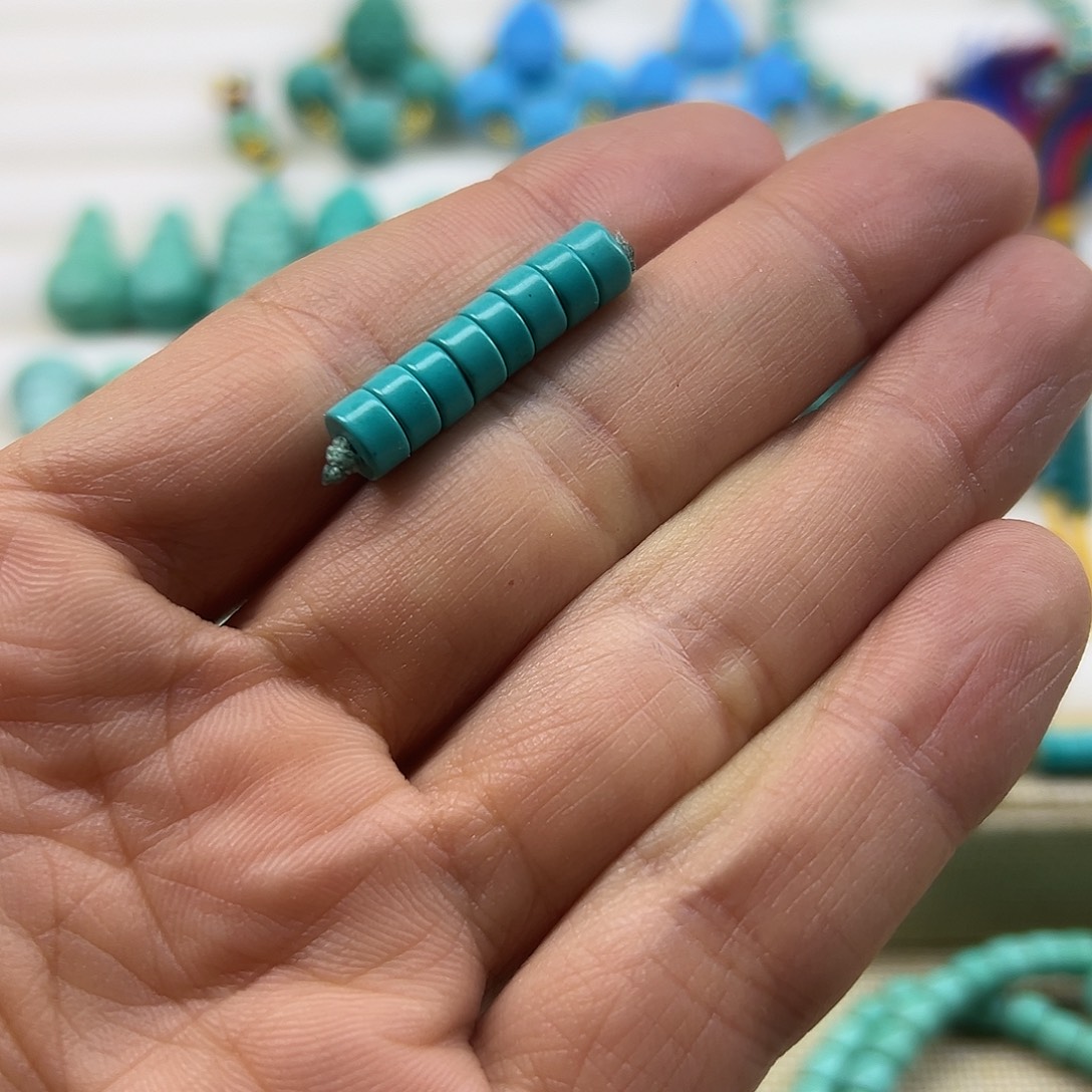 非金属尺寸6mm，高瓷蓝绿隔珠