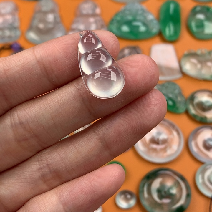 翡翠挂件未镶嵌….