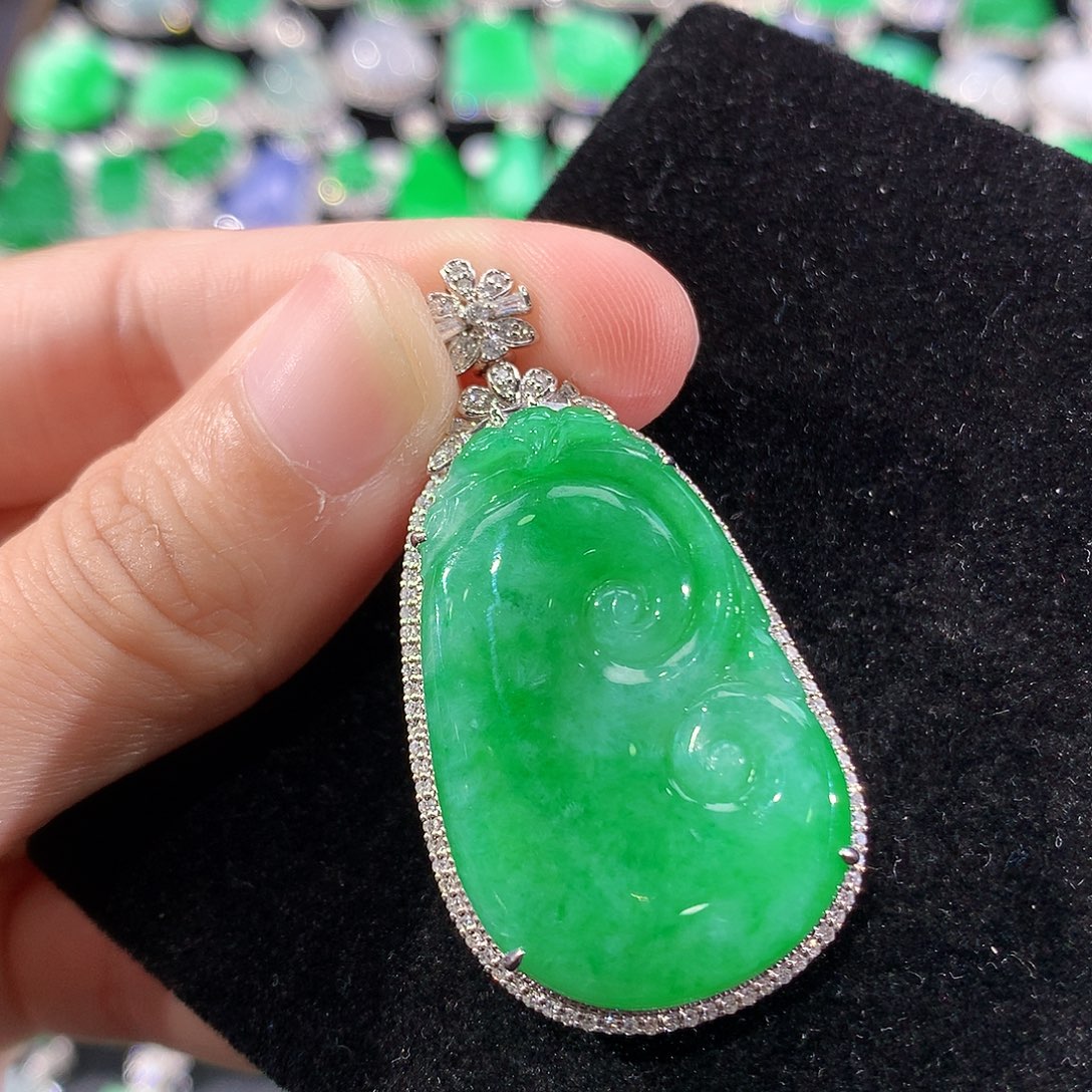 翡翠18K金镶嵌颈饰