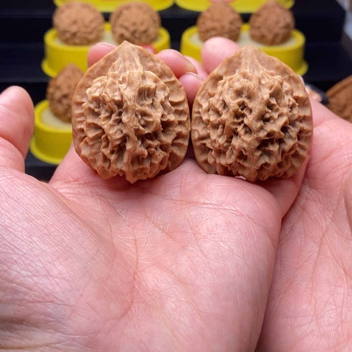 文玩核桃吊坠龙纹