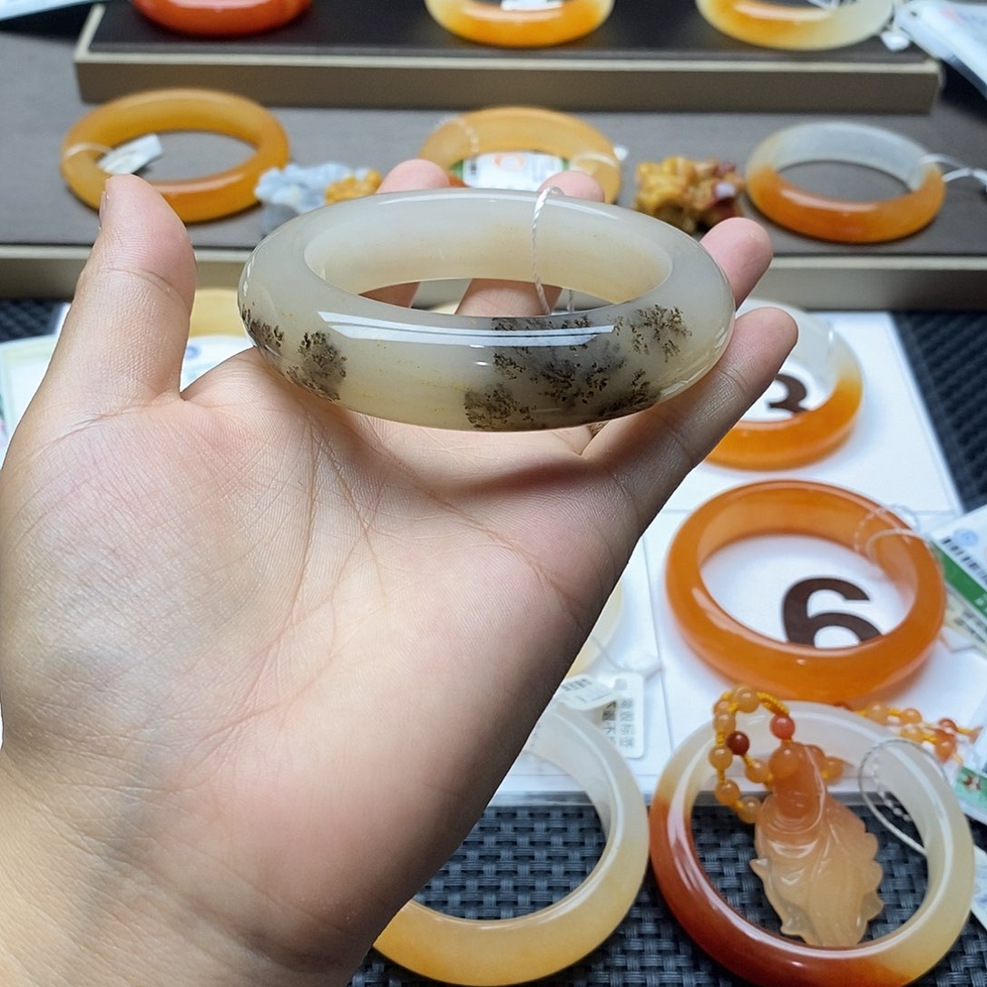 迟***开石英质玉（黄龙玉）未镶嵌手镯