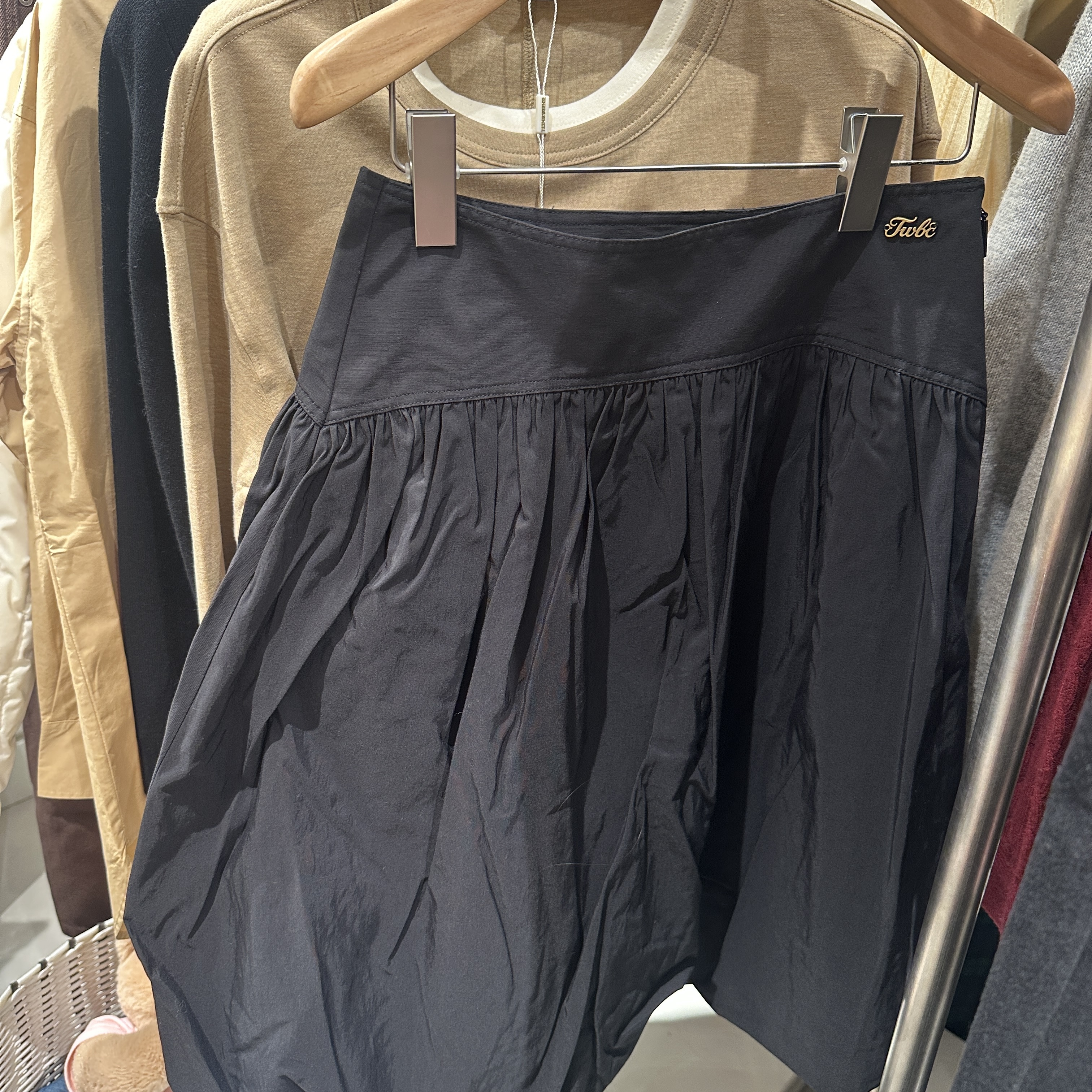 Teenie Weenie甜酷厚款花苞裙半身裙防走光黑色时尚TTWH2611C3B