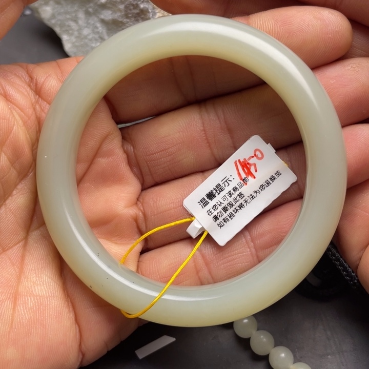 向***儿和田玉未镶嵌颈饰